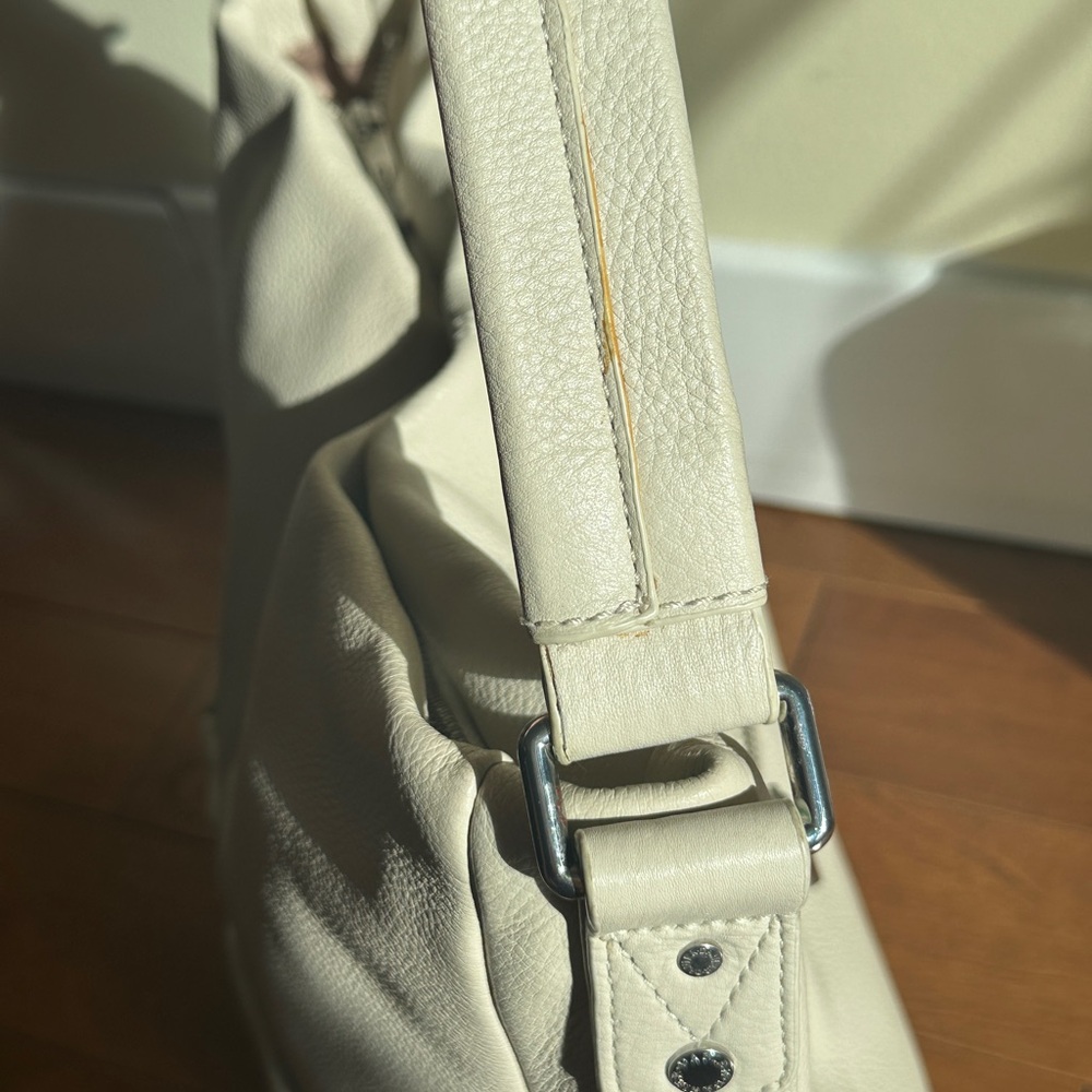 Danier Cream Leather Shoulder Bag - Picture 4 of 10